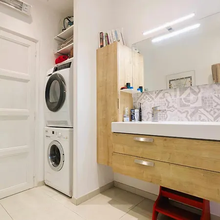 Family House In Quiet And Residential Area 펜션