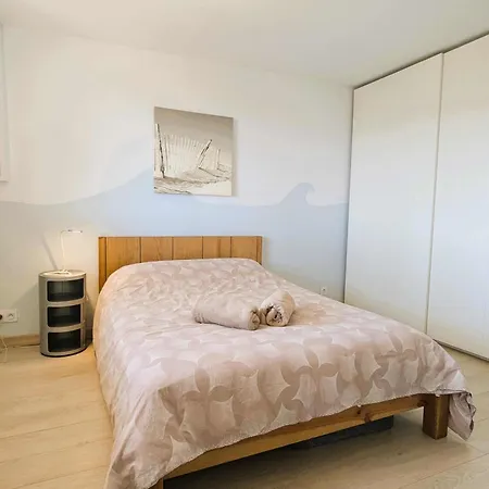 Family House In Quiet And Residential Area 펜션 *