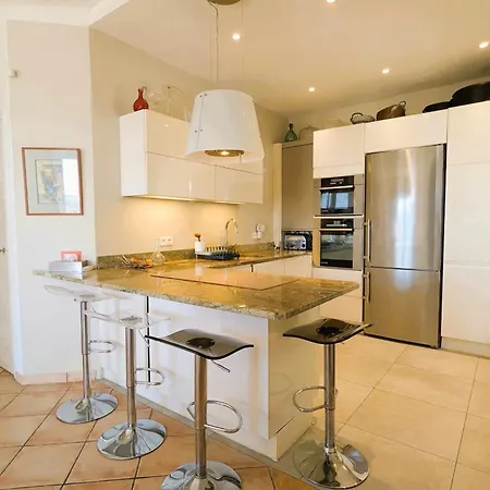 Family House In Quiet And Residential Area 펜션 *