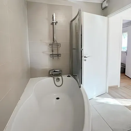Family House In Quiet And Residential Area 펜션 히에레