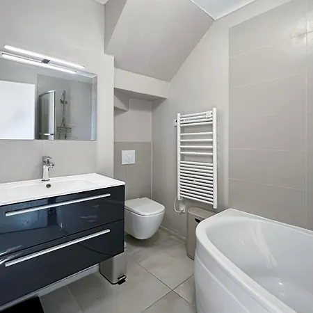 Family House In Quiet And Residential Area הייר