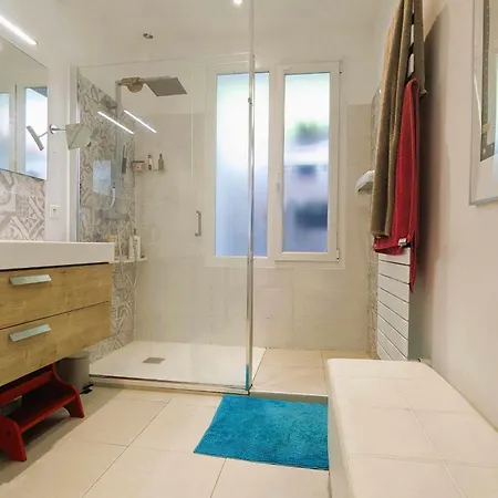 Family House In Quiet And Residential Area בית נופש